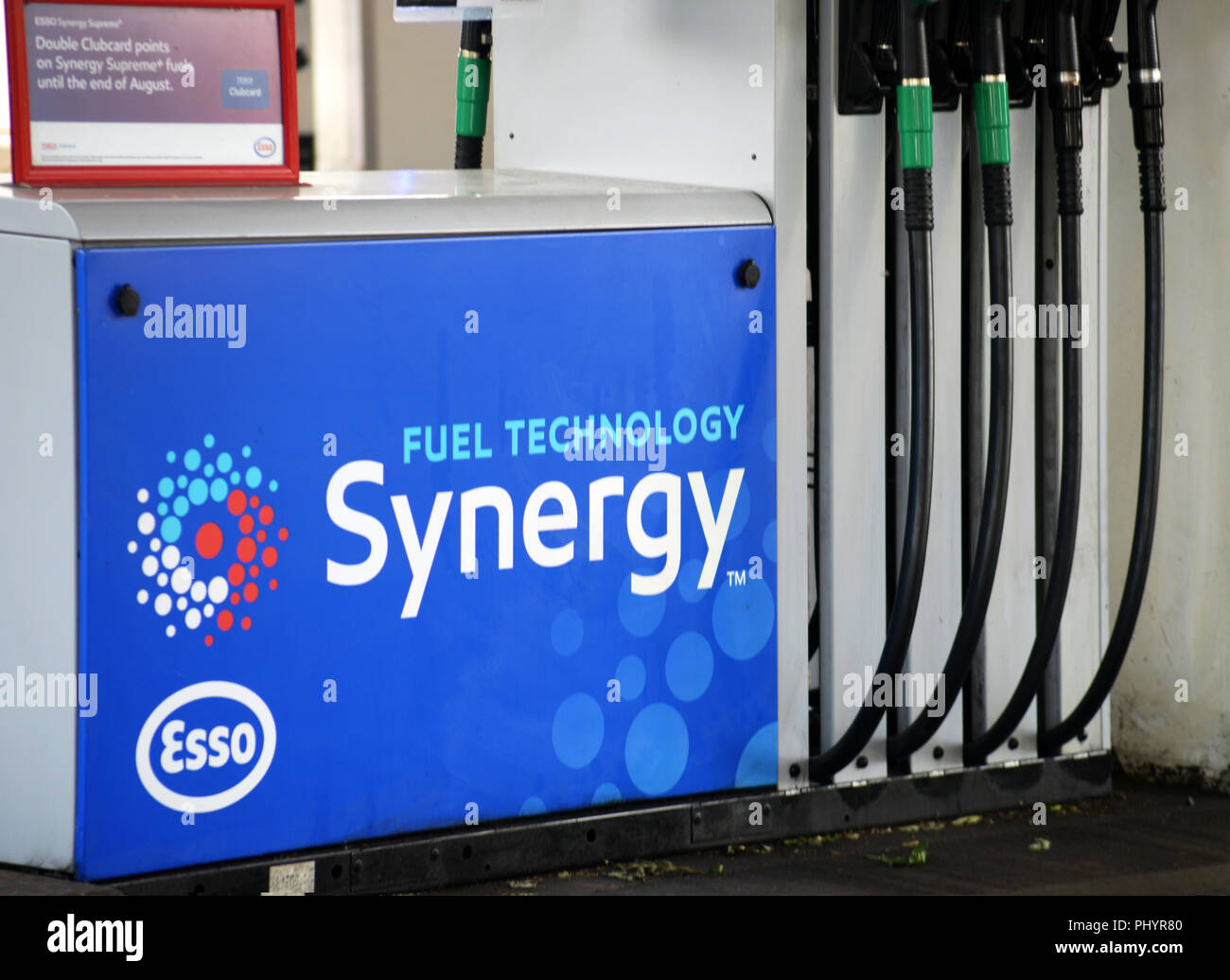 Zone de service au Royaume-Uni Les pompes à essence Esso avec 4 choix de combustible. Banque D'Images