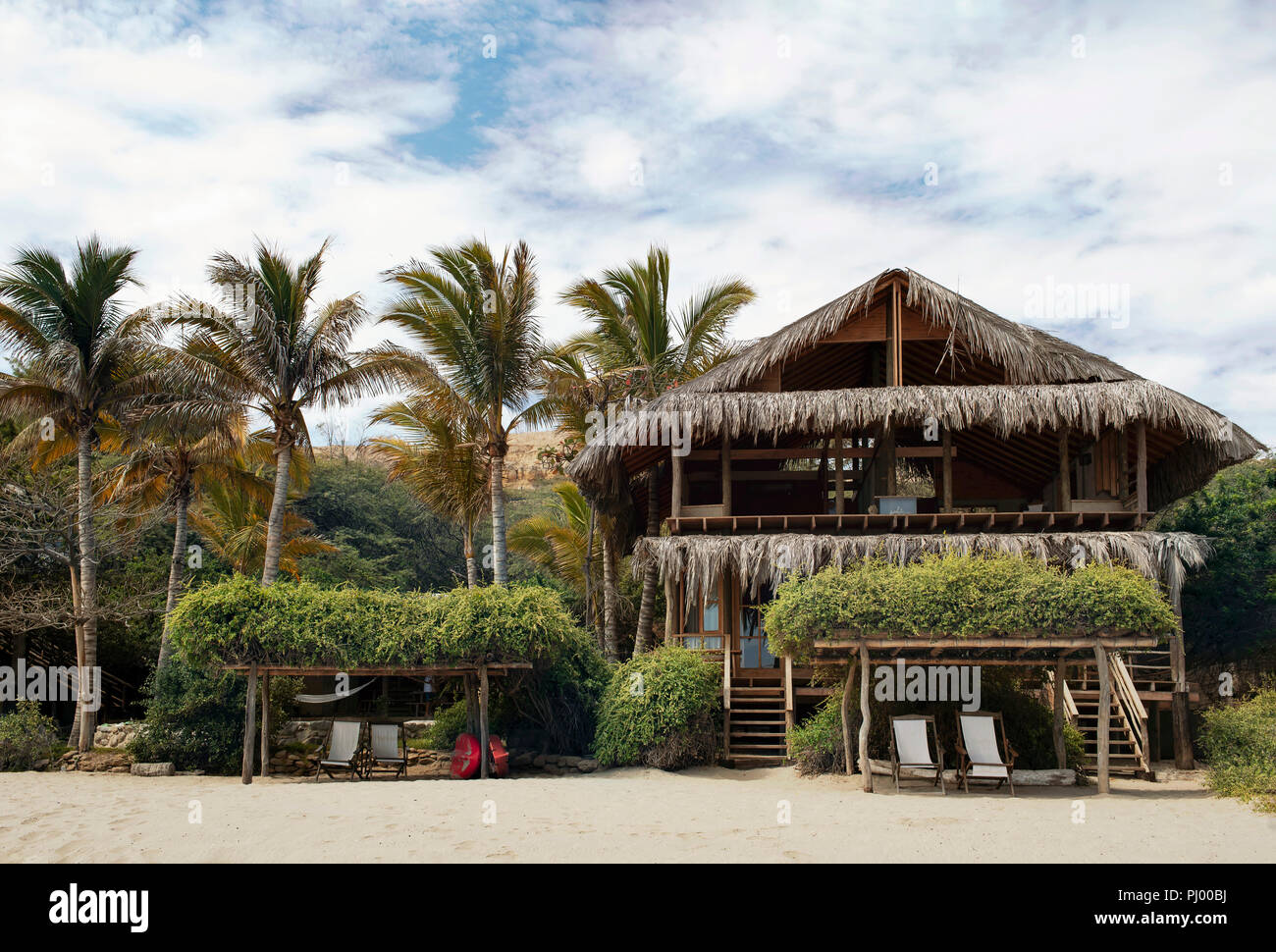 Grande maison de plage rustique et palmiers. Plage de Las Pocitas près de Mancora, région de Piura, Pérou. Août 2018 Banque D'Images