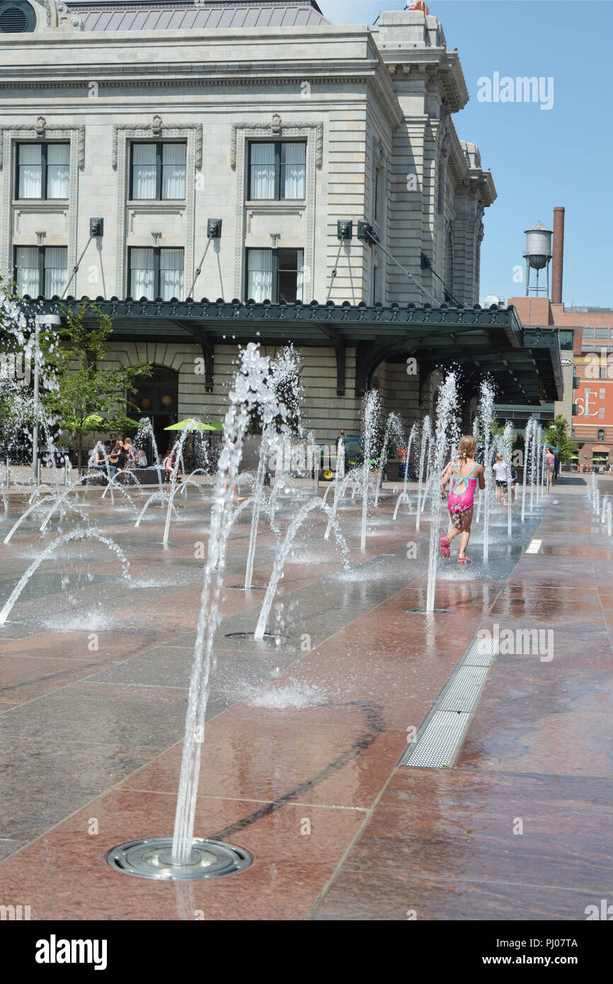 La nouvelle fontaine à jets douchants en face de la gare Union à Denver Banque D'Images