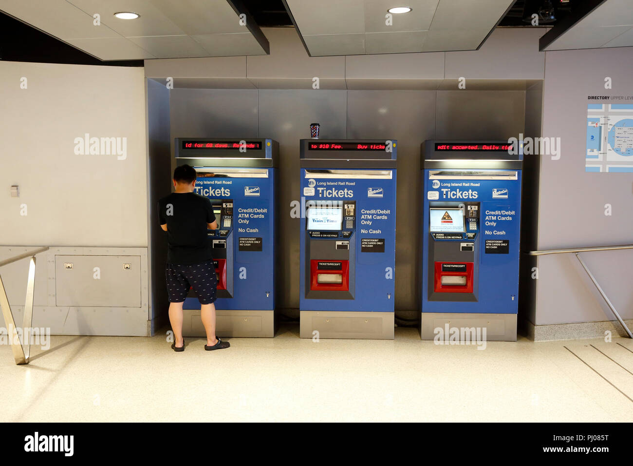 Une personne achète Long Island Railroad billets à partir d'un ticket machine Banque D'Images