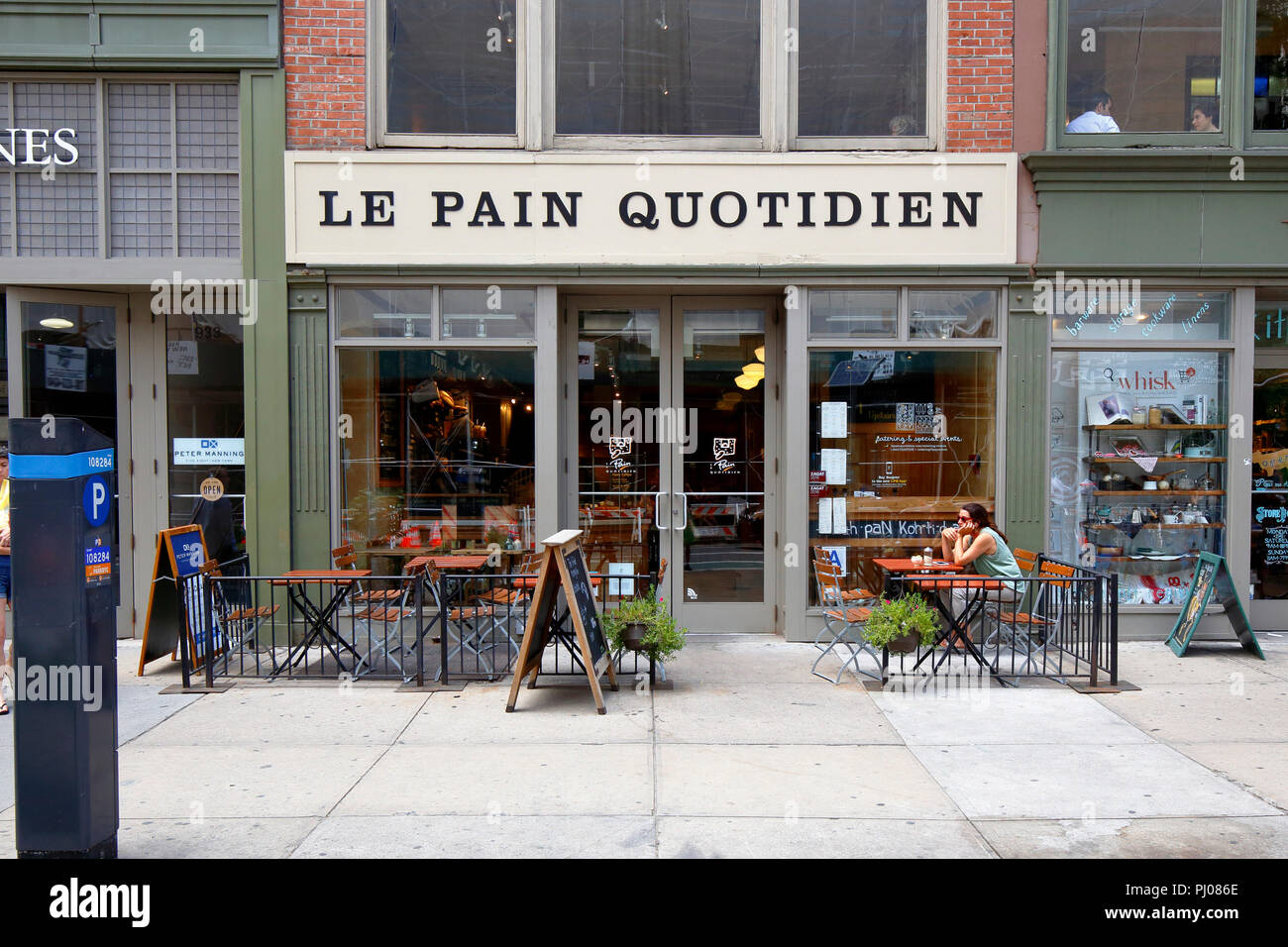 Le Pain Quotidien, 931 Broadway, New York, NY. devanture extérieure d'une boulangerie, café-terrasse et dans le quartier Flatiron de Manhattan. Banque D'Images