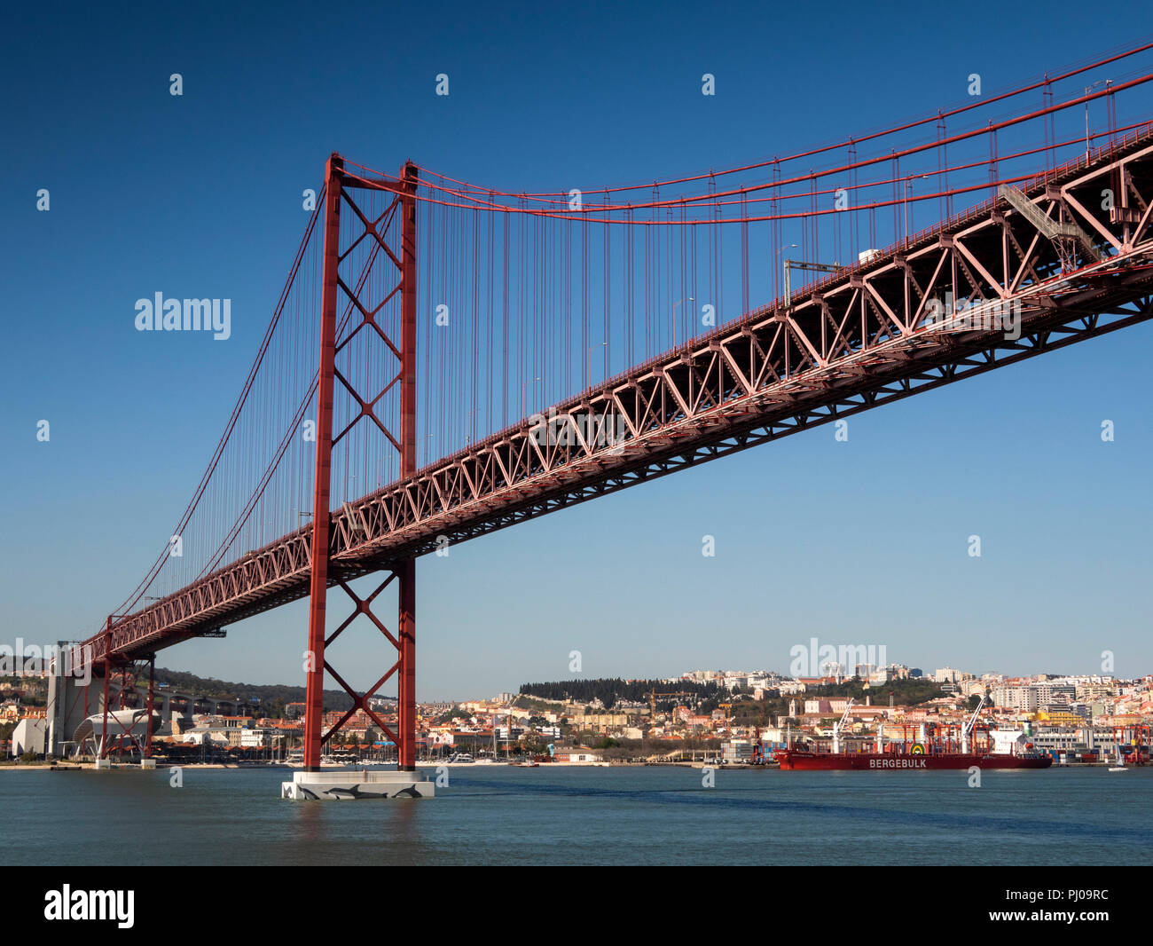Portugal, Lisbonne, Ponte 25 de Abril, 25 avril (Pont) sur le fleuve Tage, vue panoramique Banque D'Images