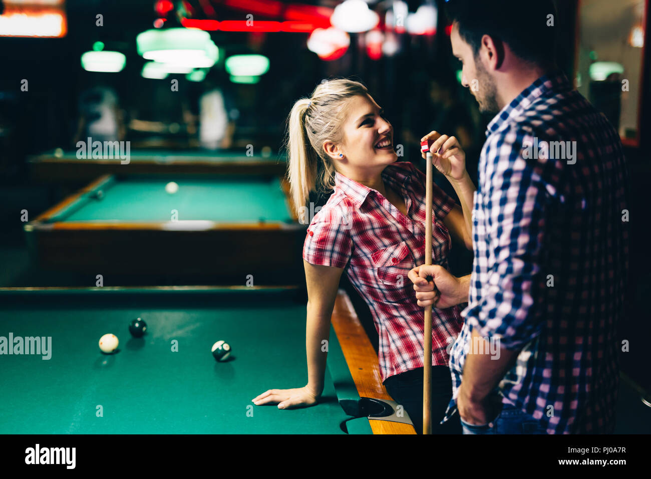 Amis billard Banque de photographies et d'images à haute résolution - Alamy