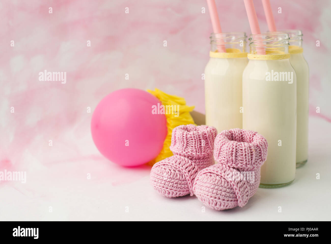 Idée décoration pour bébé douche partie sur table. Ballons, bouteilles de lait et en attente d'une petite fille Banque D'Images