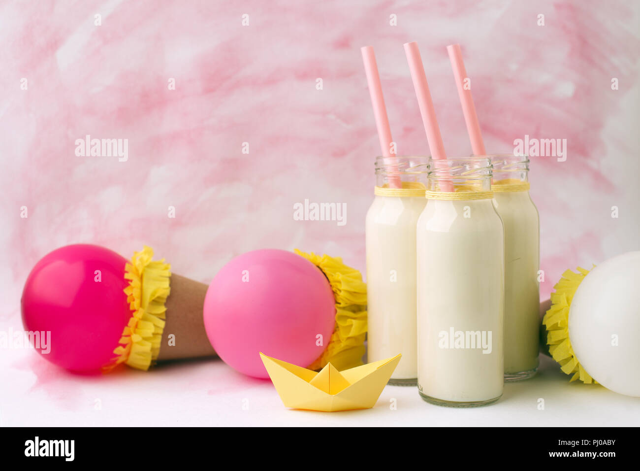 Idée décoration pour bébé douche partie sur table. Ballons, bouteilles de lait et en attente d'une petite fille Banque D'Images