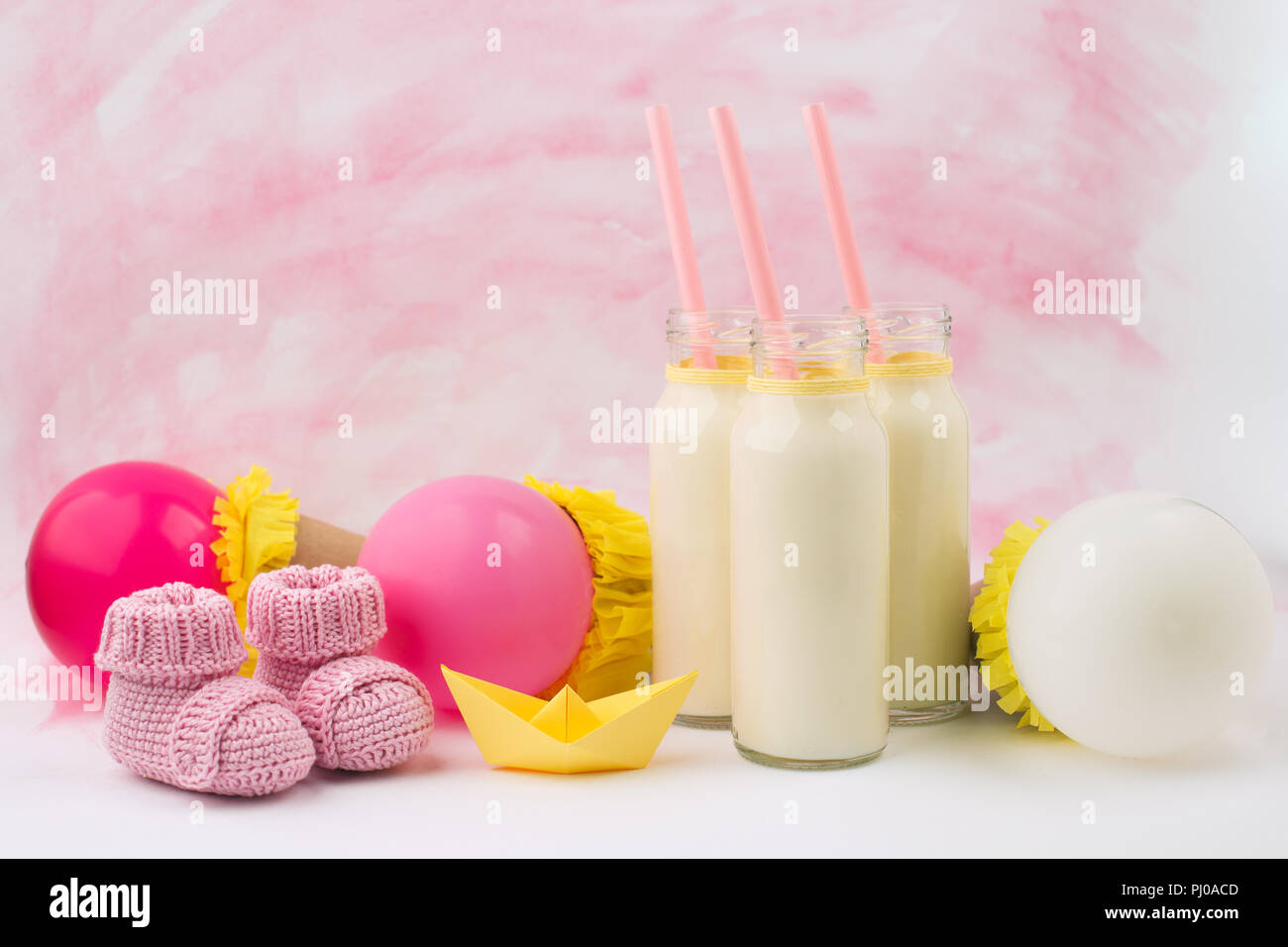 Idée décoration pour bébé douche partie sur table. Ballons, bouteilles de lait et en attente d'une petite fille Banque D'Images