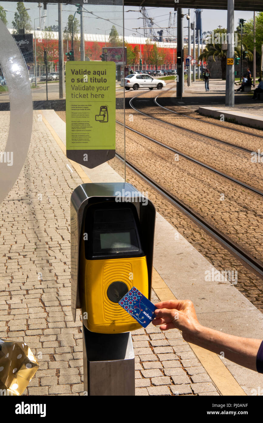 Portugal, Porto, Coimbra, les transports publics, la validation de ticket  de métro à la gare de banlieue avant le voyage de Photo Stock - Alamy