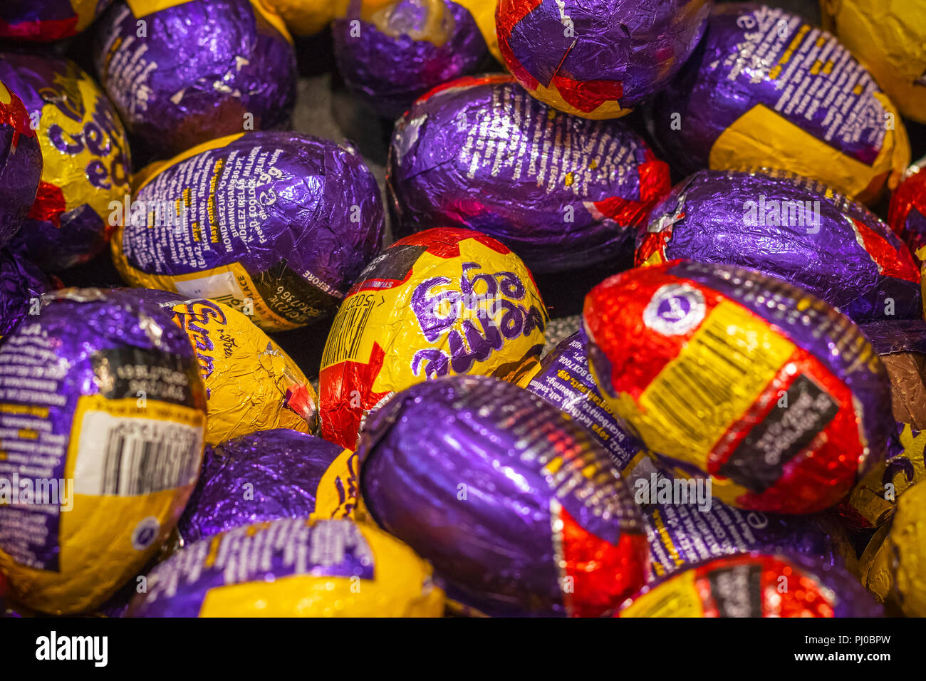 Londres, Royaume-Uni - 12 août 2018 - Libre rempli de Cadbury creme oeufs à une boutique hors taxes à l'aéroport London Heathrow Banque D'Images
