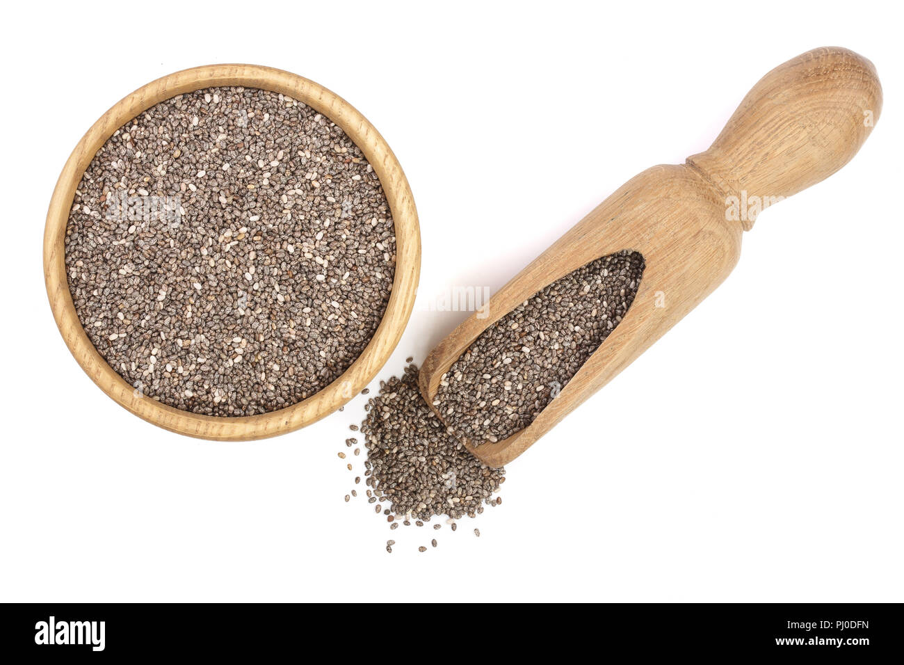 Les graines de Chia dans bol en bois et scoop isolé sur fond blanc. Vue d'en haut Banque D'Images