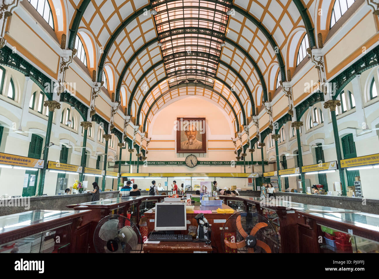 Ho Chi Minh Ville, Vietnam - 30 avril 2018 Saigon : Bureau de Poste Central Hall (avec un portrait de Ho Chi Minh). Banque D'Images