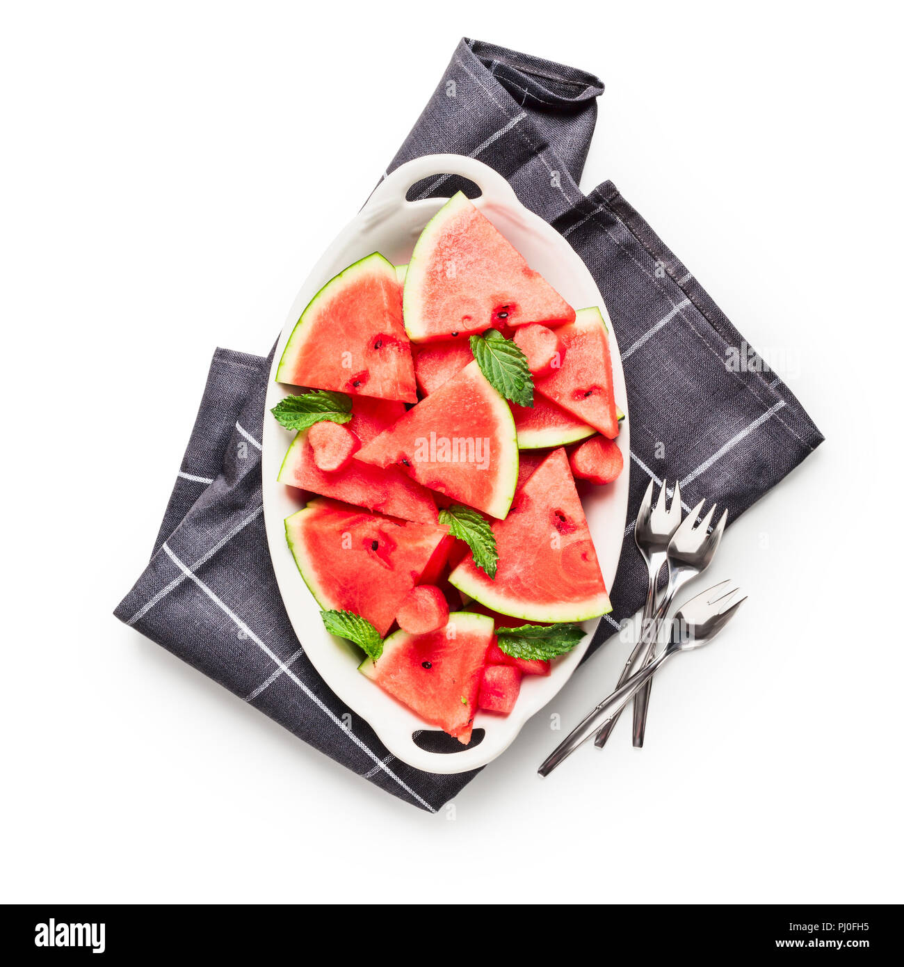 Tranches de pastèque berry, fruits frais sur la plaque avec serviette et fourches. Groupe d'objets isolé sur fond blanc chemin de détourage inclus. Vue de dessus, f Banque D'Images