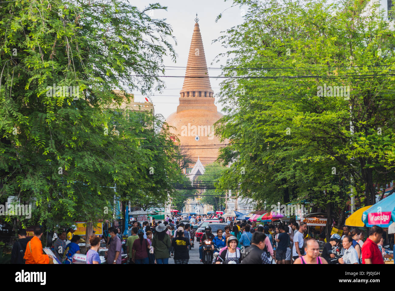 Nakhon Pathom, Thaïlande - Nakhon Pathom Chedi (Phra Pathommachedi) à la fin de monde Rotfai Street. Banque D'Images