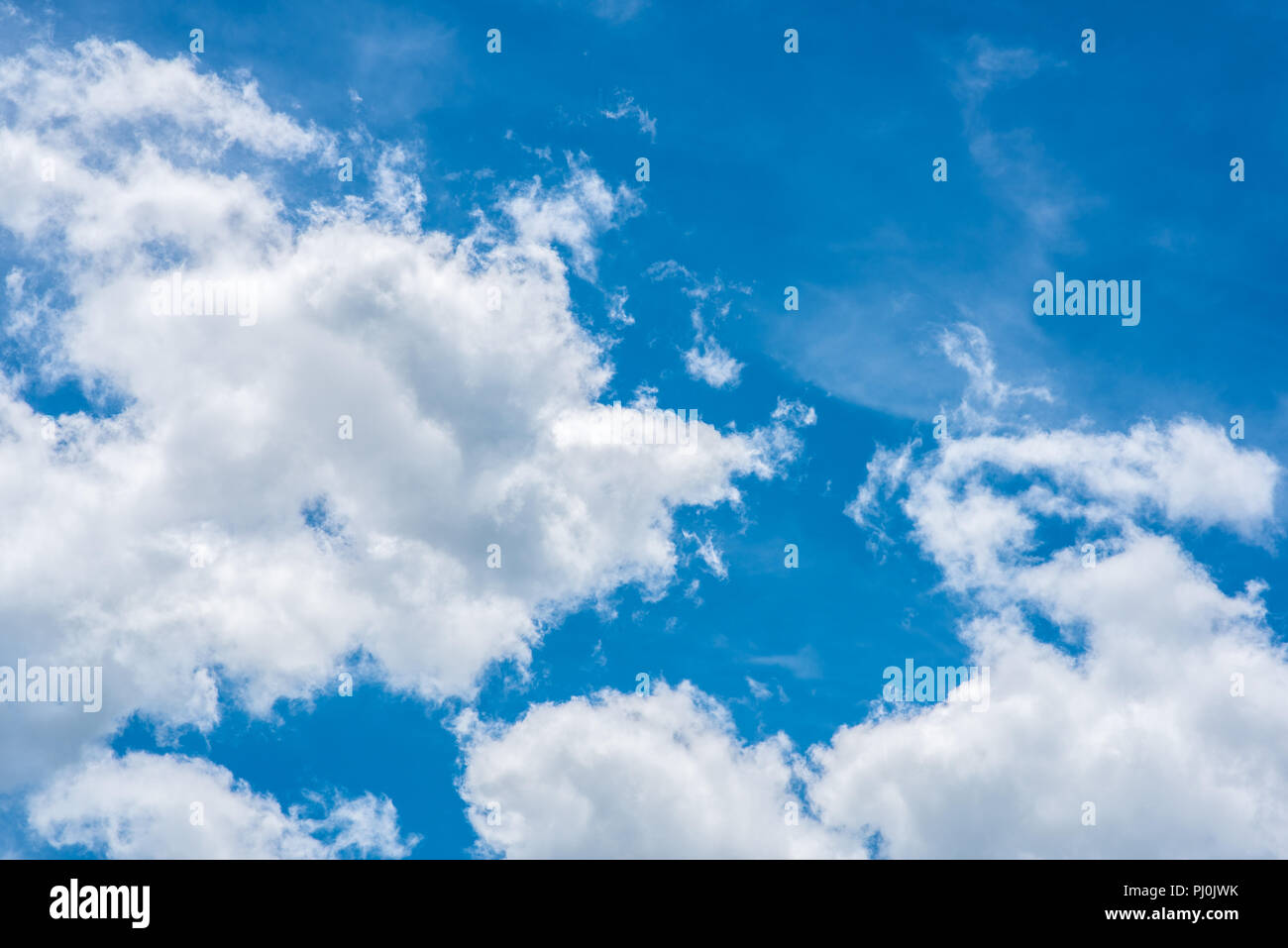 Fluffy, contraste élevé сloud dans le ciel bleu. Libre Banque D'Images