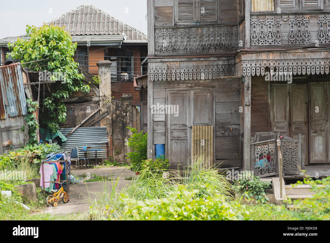 Bangkok, Thaïlande - le 24 juin 2018 : Windsor House (à droite), un teck historique du 19ème siècle, et de sa cour (Kudichin Kudeejeen situé dans la zone). Banque D'Images