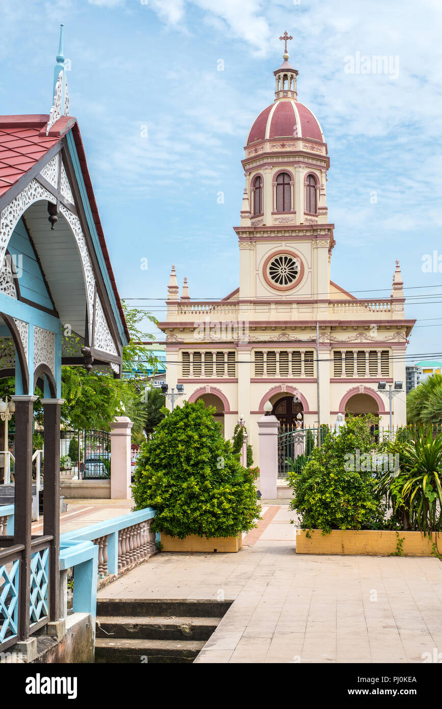 Église de Santa Cruz (connu sous le nom de Kudi Chin), un temple catholique dans Kudichin Kudeejeen (quartier), Thon buri district, Bangkok, Thaïlande. La verticale Banque D'Images