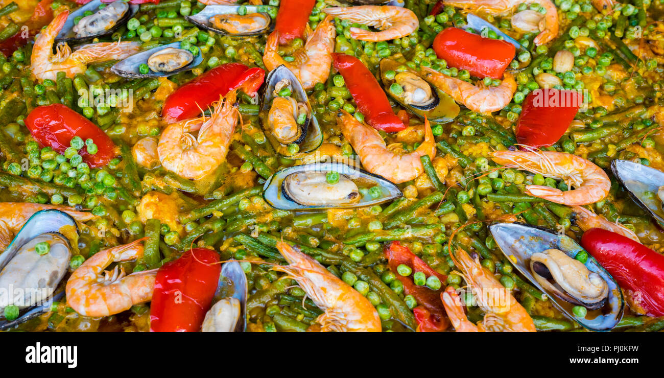 Paella aux fruits de mer avec crevettes et coquillages. Libre. Banque D'Images
