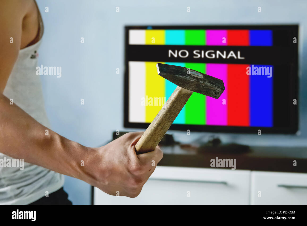 Viewer est furieux contre les problèmes avec la radiodiffusion. Rayures multicolores sur l'écran du téléviseur. L'inscription sur le plat PAS DE SIGNAL. téléspectateur veut t Banque D'Images