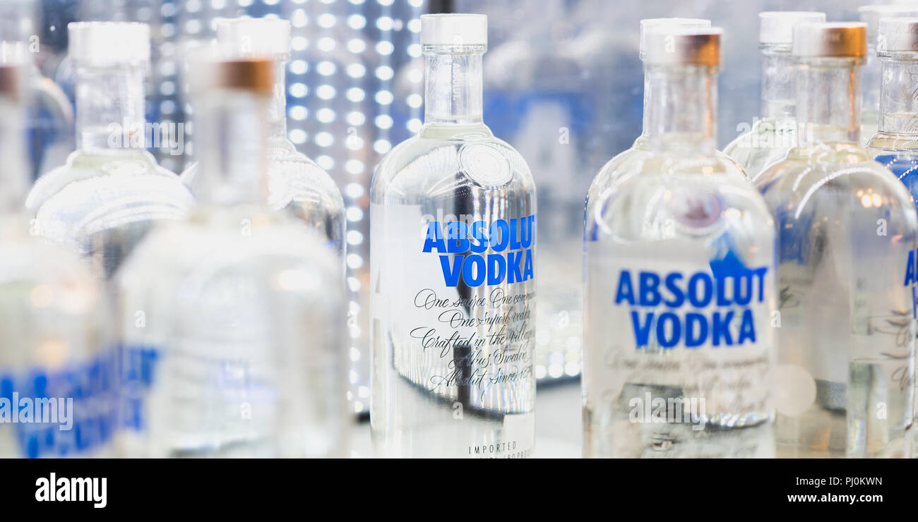 Vodka shop bottles Banque de photographies et d'images à haute résolution -  Alamy