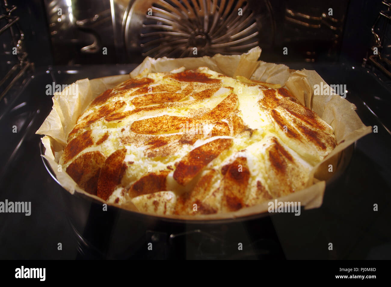 La cuisson du gâteau au four. La levure de la tarte aux pommes avec de la cannelle. Banque D'Images