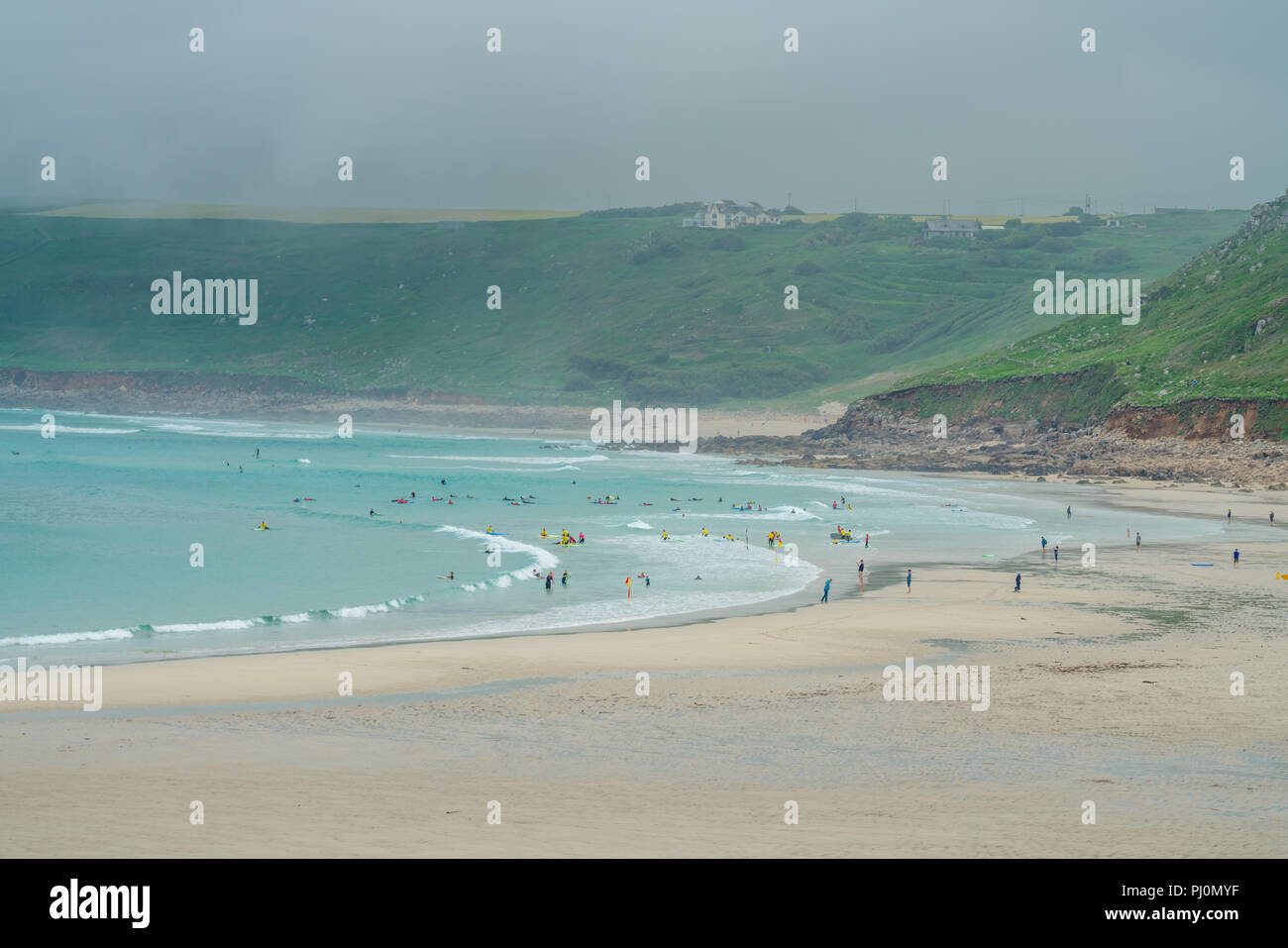 L'Angleterre, la Côte du patrimoine Penwith - Mai 2018 : Les gens qui marchent sur la plage dans le Sennen Cove, près de Cornwall Land's End Banque D'Images