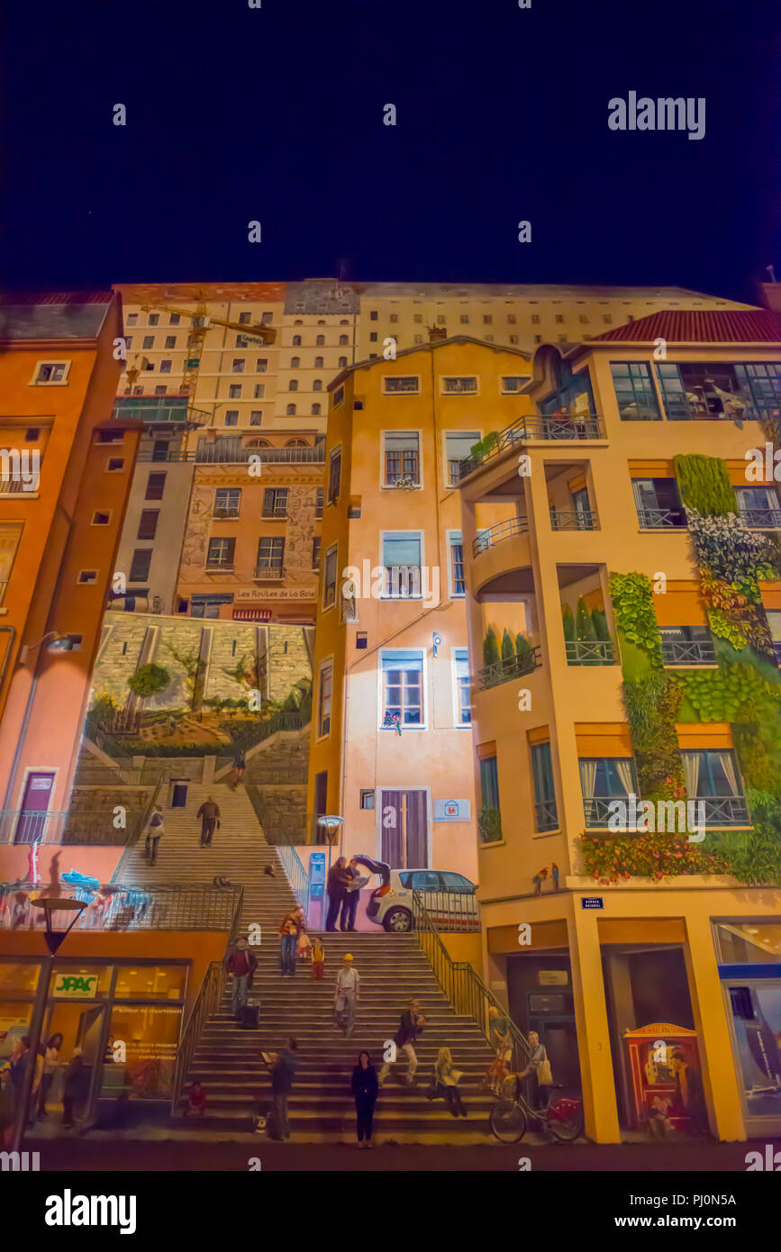 Mur de façade peinte sur un bâtiment à Lyon dans la nuit dans Auvergne-Rhone-Alpes, France. Banque D'Images