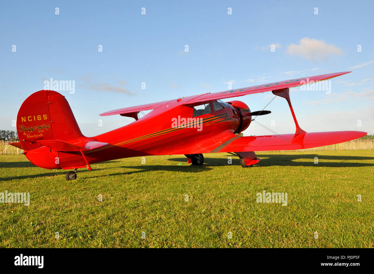 La Rockette Rouge Beechcraft D17S Staggerwing NC16S vintage avion à la Goodwood Revival. Début de la avion. Un biplan Banque D'Images