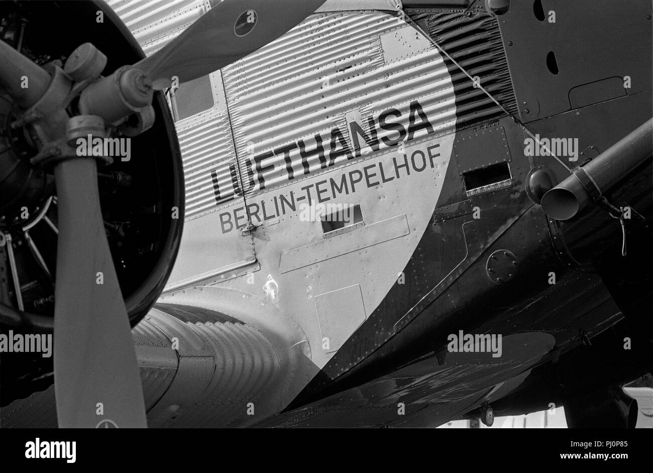 Détail de la Junkers JU-52 D-AQUI de 'Lufthansa' Berlin Tempelhof, moteur gauche vu dans fordergroudn. L'aluminium unique et innovateur ondulated sh Banque D'Images