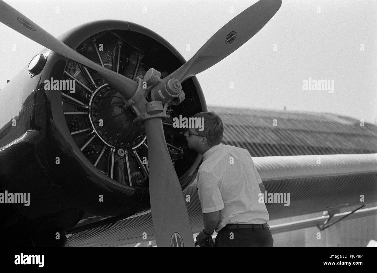 La Lufthansa performes pilote vérifications avant vol sur le classique Junkers JU-52 D-AQUI avant le premier vol au château de Schleissheim, Munich. L'avion rema Banque D'Images