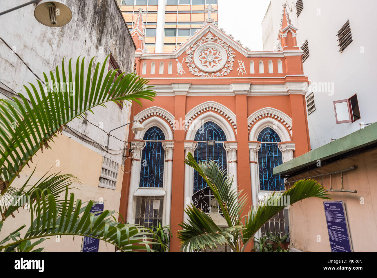 Ho Chi Minh Ville, Vietnam - le 29 avril 2018 : une petite église catholique de saint catholique vietnamienne de Nguyen Trai Street. Banque D'Images