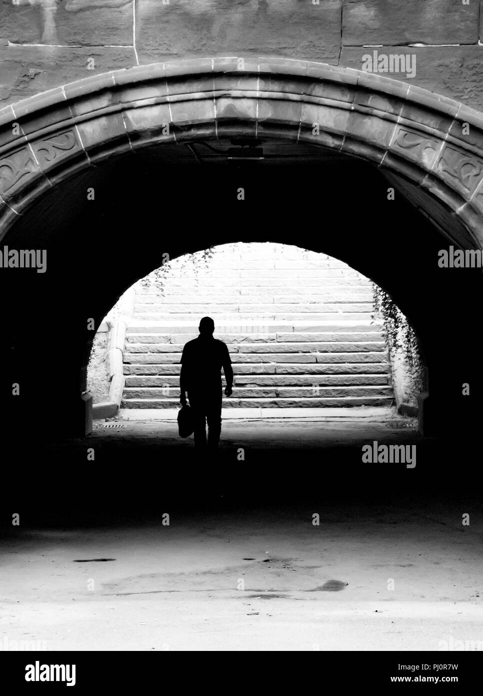 Businessman walking par passage souterrain dans Central Park, New York Banque D'Images