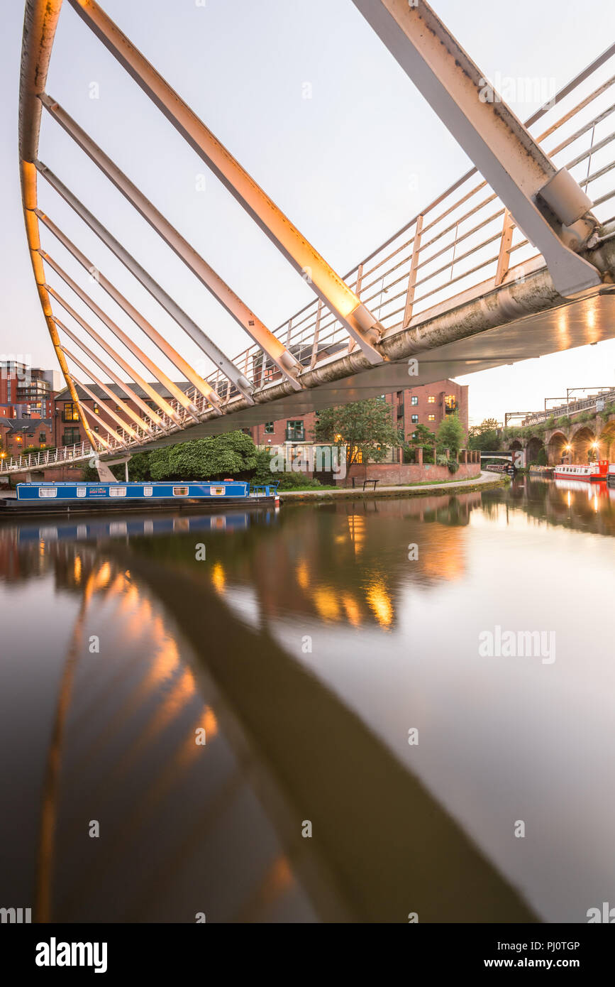 En début de soirée sous le pont du marchand sur le Canal de Bridgewater en Castelfield, Manchester, montrant un grand classique amarrés Banque D'Images
