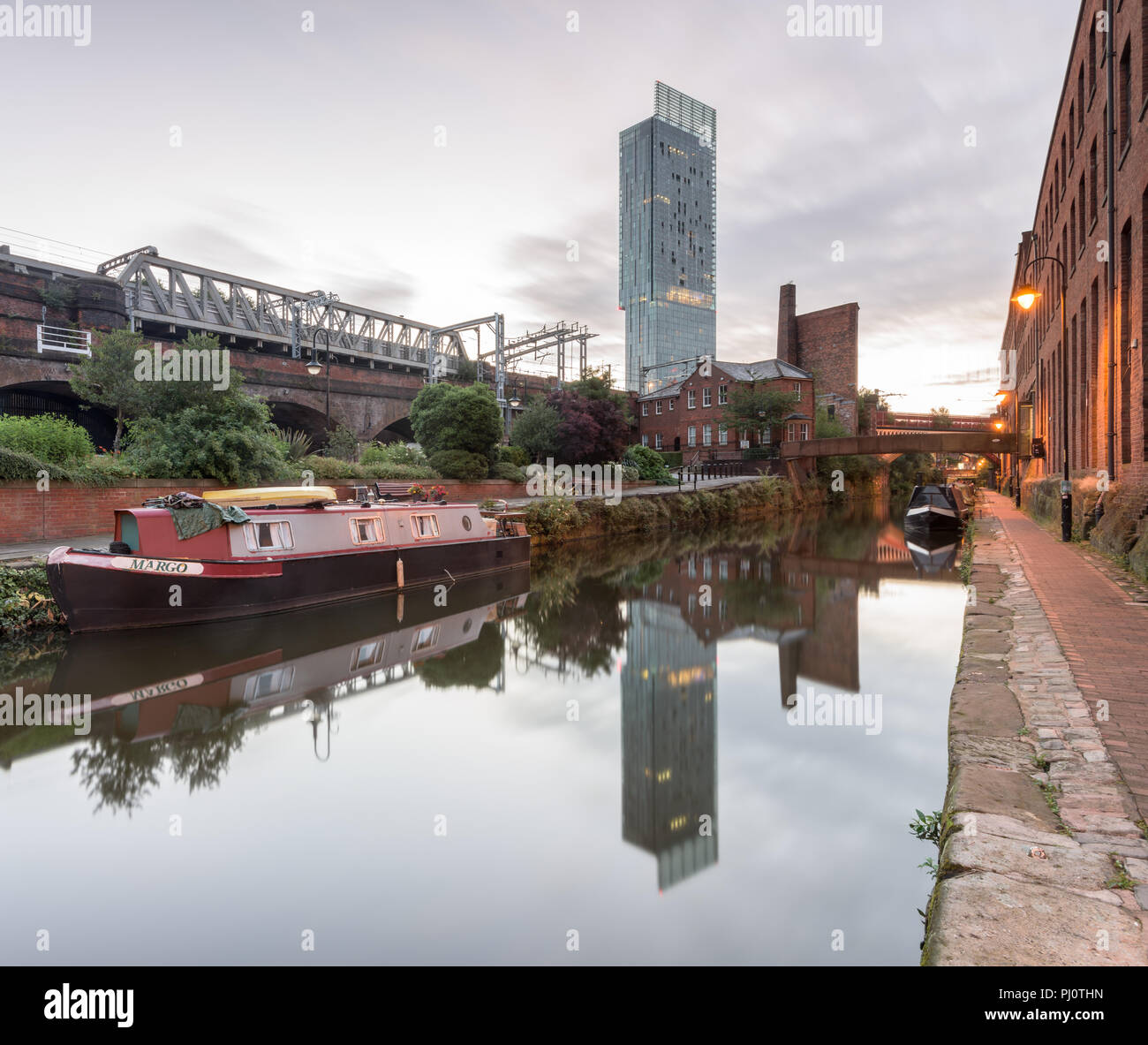 Afficher le long de la p16 du bassin Castlefield à Manchester et à l'égard de l'hôtel Hilton (Beetham Tower) et le pont de chemin de fer Banque D'Images