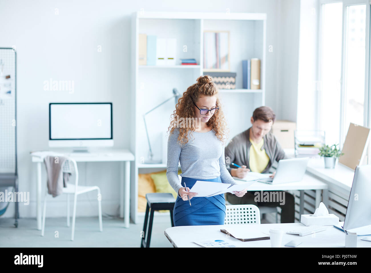 Manager avec des papiers Banque D'Images