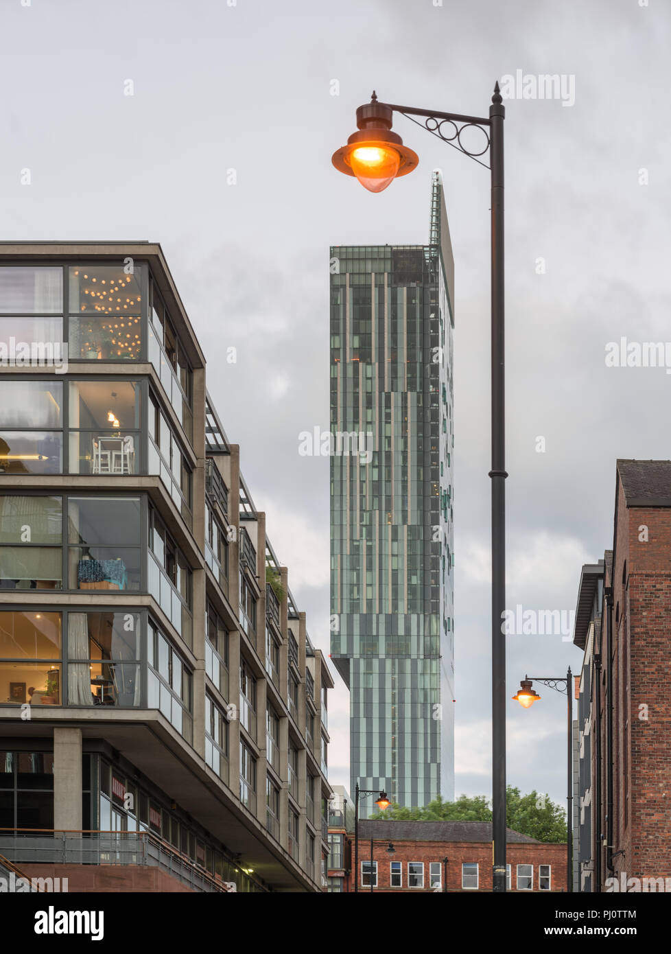 Portrait de l'hôtel Hilton (Beetham Tower) à partir d'un point de vue bas montrant un lampadaire au-dessus de l'hôtel Banque D'Images