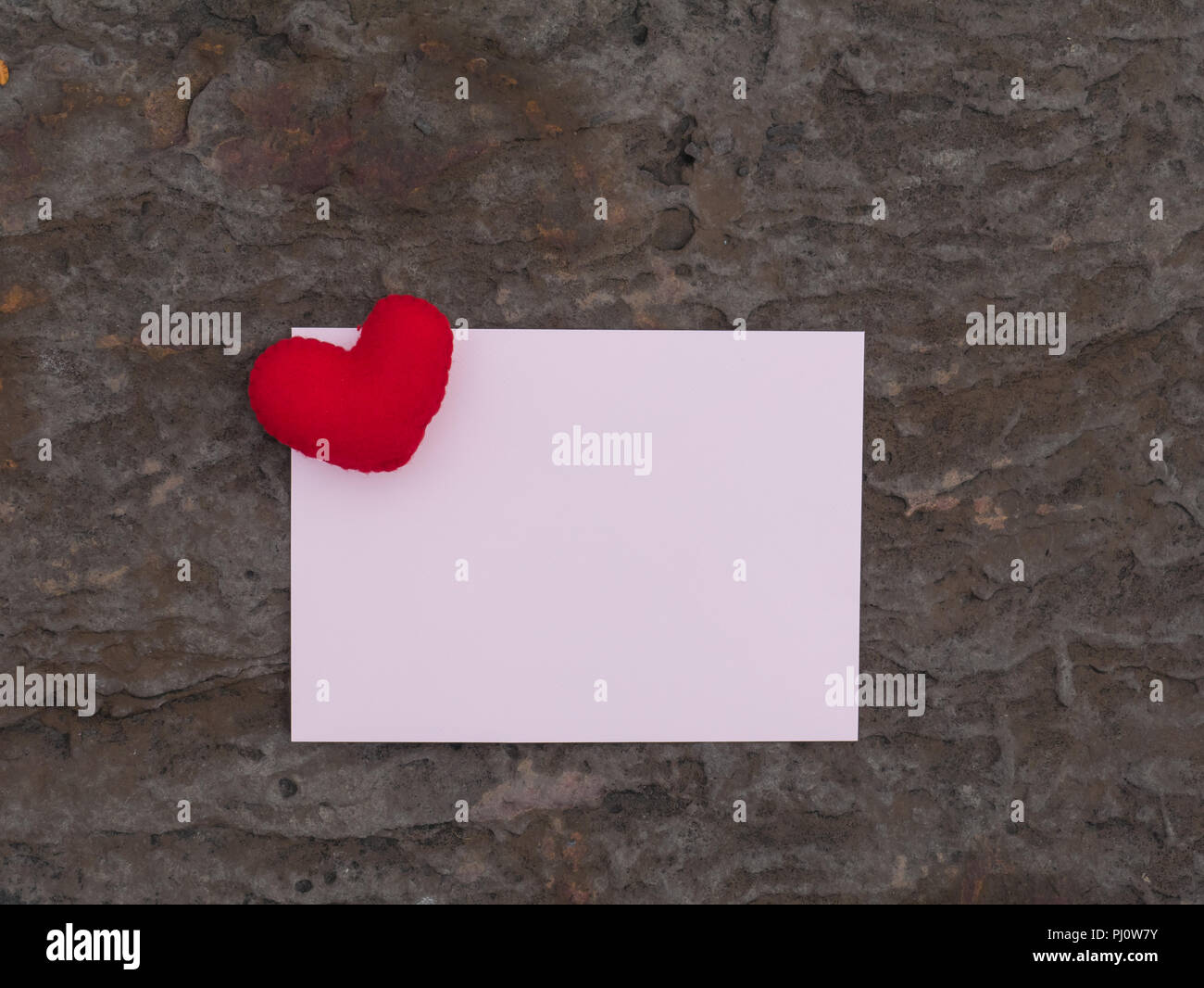 Coeur rouge et du papier sur la carte rock rétro arrière, Banque D'Images