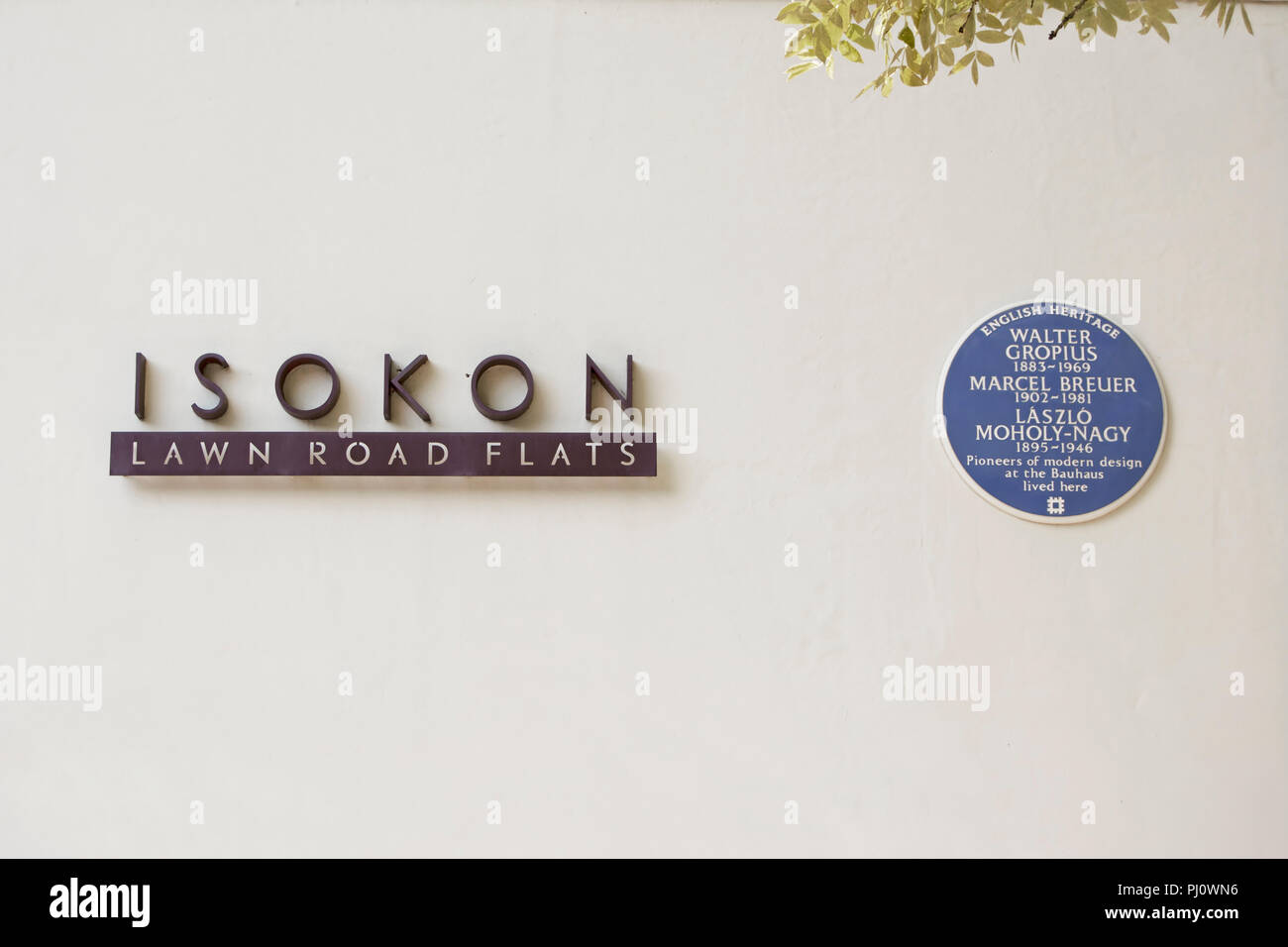 Extérieur avec son enseigne de pelouse isokon flats road, blue plaque avec les résidents de dénomination de Walter Gropius, Marcel Breuer et Laszlo moholy-NAGY Banque D'Images