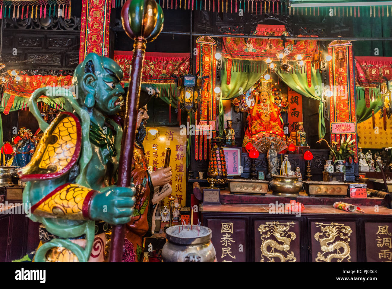 Culte au Temple de Tin Hau Tsim Sha Tsui, Kowloon à Hong Kong Banque D'Images