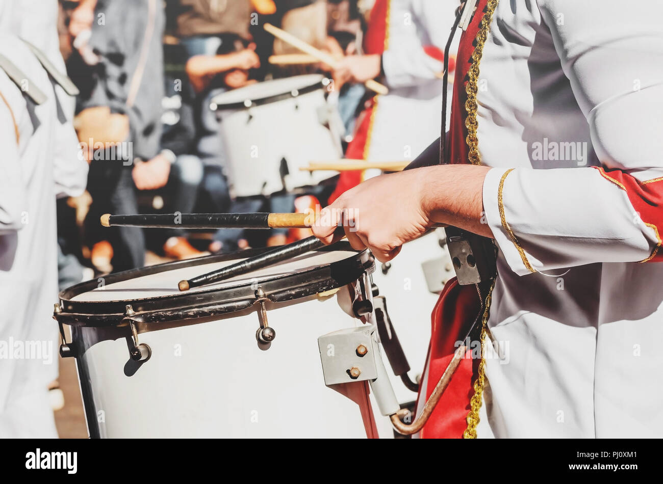 Membre d'une fanfare militaire jouant une grosse caisse mobile. La lecture d'une grosse caisse mobile avec baguettes. Grosse caisse attachée au corps, musicien walking Banque D'Images
