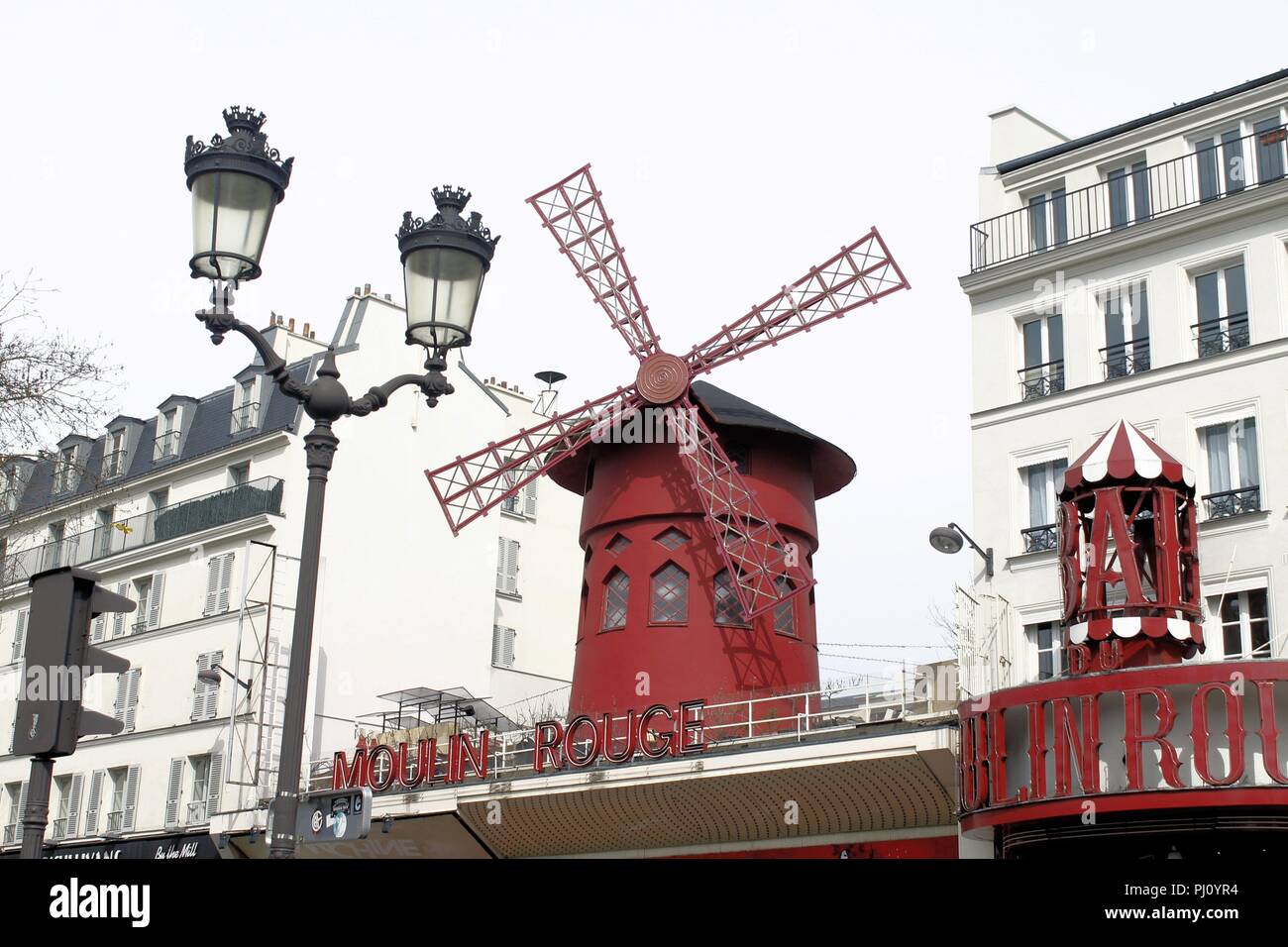 PARIS - 04/02/2018 : Le Moulin Rouge à Paris, France. Moulin Rouge est un cabaret construit en 1889, la localisation dans Paris Banque D'Images