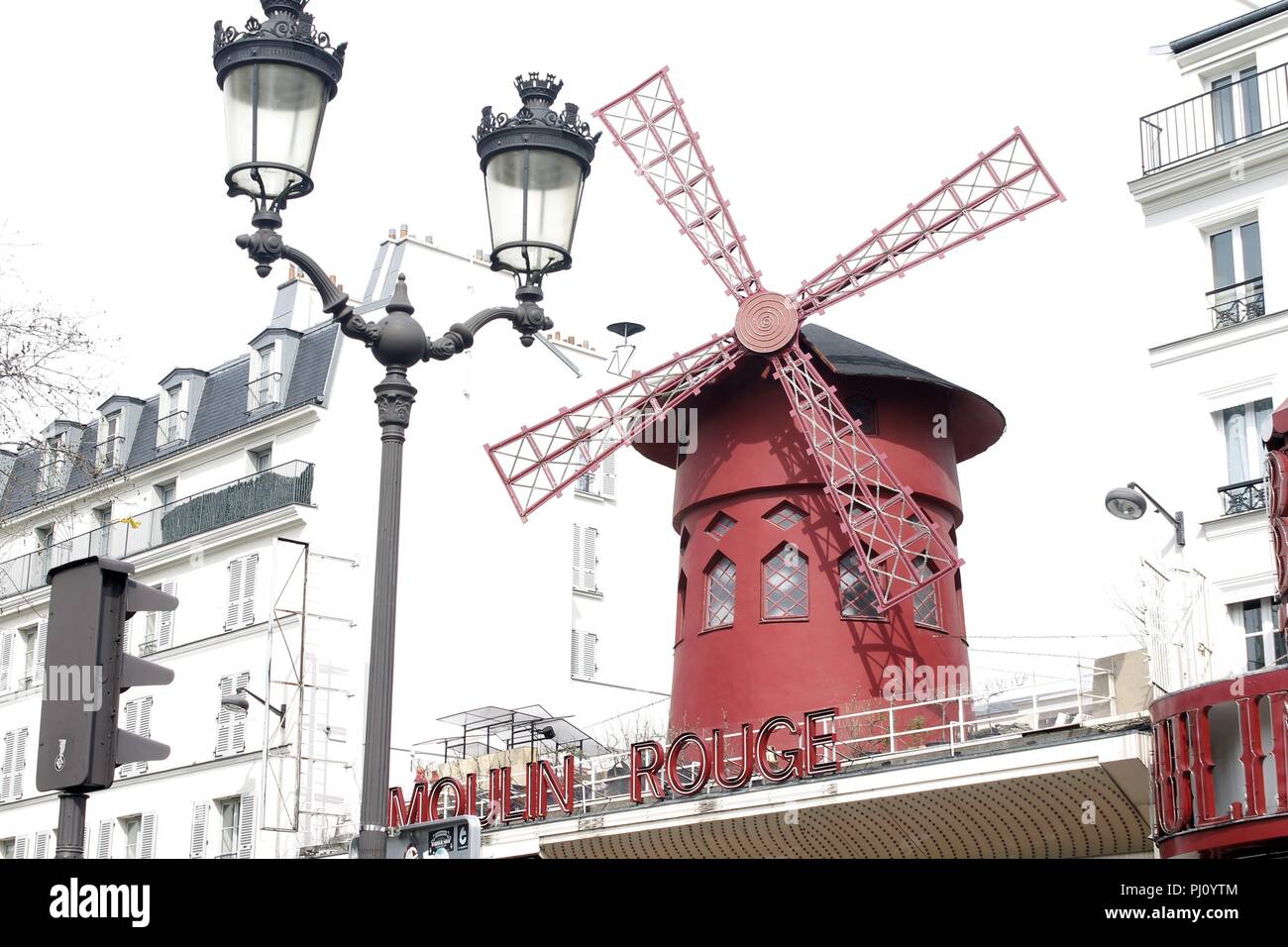 PARIS - 04/02/2018 : Le Moulin Rouge à Paris, France. Moulin Rouge est un cabaret construit en 1889, la localisation dans Paris Banque D'Images
