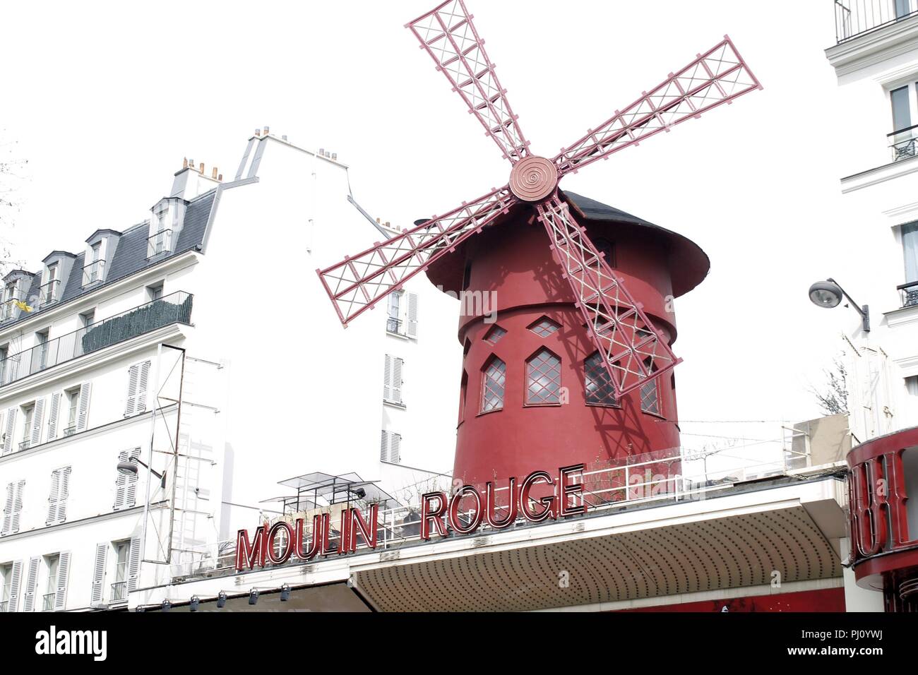 PARIS - 04/02/2018 : Le Moulin Rouge à Paris, France. Moulin Rouge est un cabaret construit en 1889, la localisation dans Paris Banque D'Images