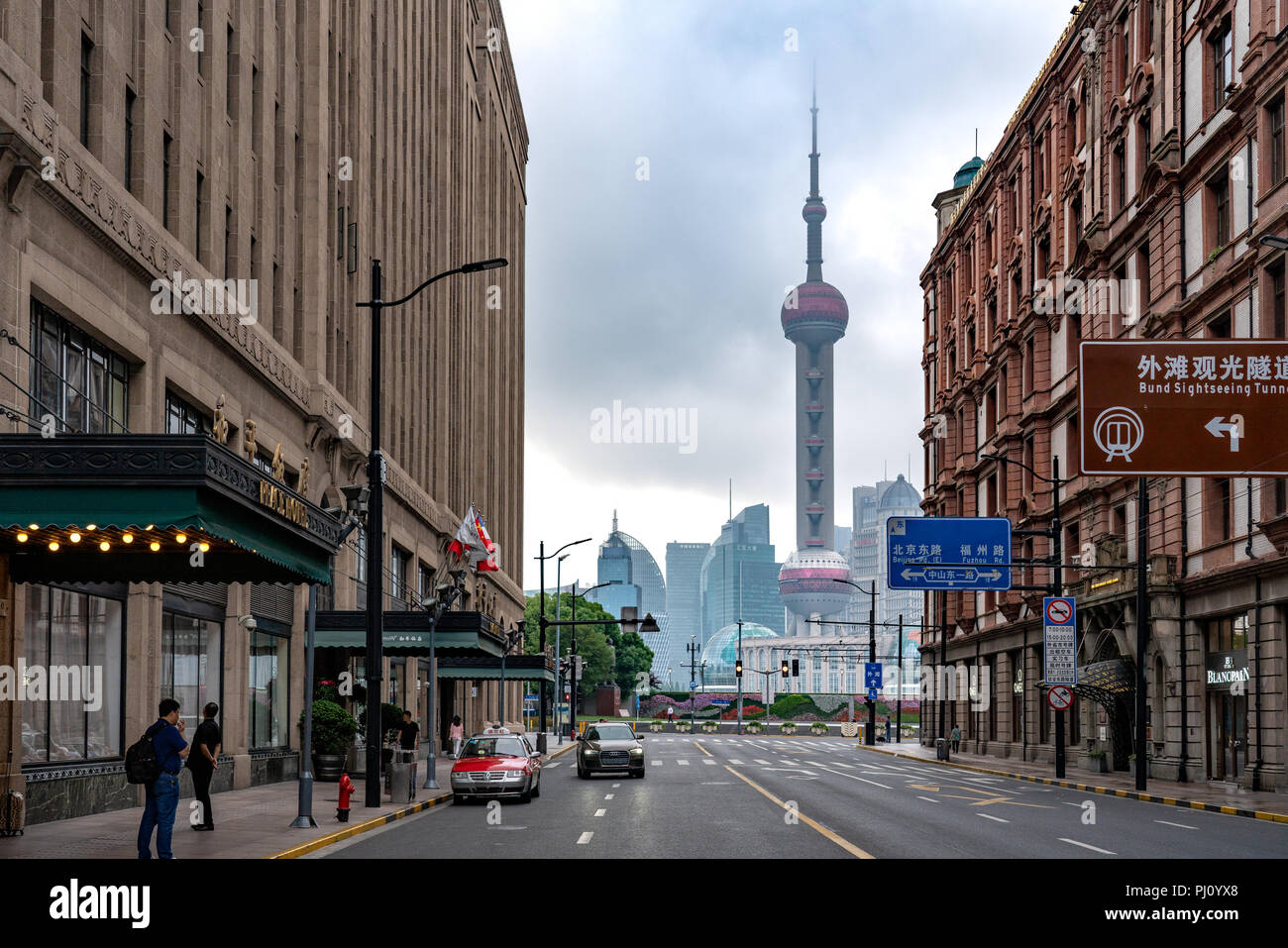 Tôt le matin, à pied vers le bas, d'East Nanjing Road se termine avec une superbe vue de l'Oriental Pearl Tower de Shanghai, juste à l'extérieur de l'hôtel Fairmont Peace Hotel. Banque D'Images