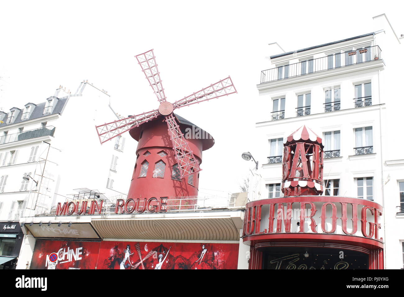 PARIS - 04/02/2018 : Le Moulin Rouge à Paris, France. Moulin Rouge est un cabaret construit en 1889, la localisation dans Paris Banque D'Images