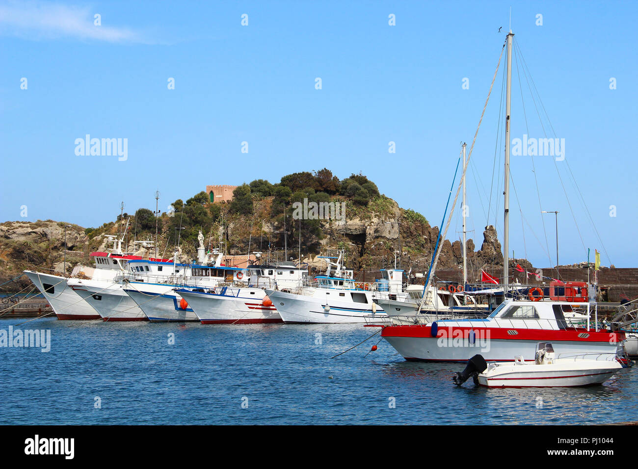 Yachts et bateaux à marina de Aci Trezza, Catane, Sicile, Italie Banque D'Images