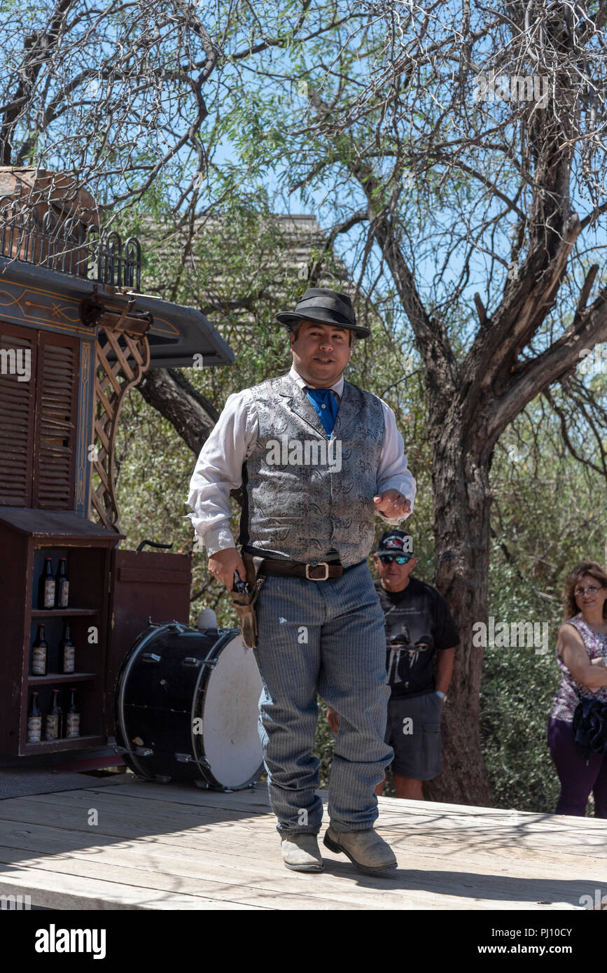 Acteur à part sur les armes en médecine montrent à Old Tucson studios de cinéma. Banque D'Images