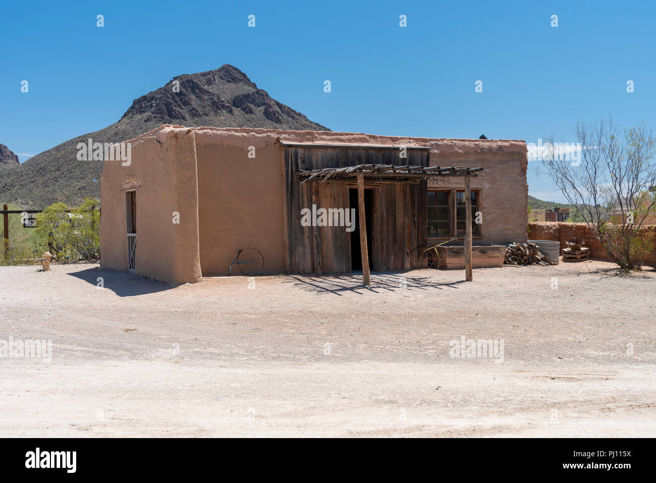 Adobe maison avec windows sous ciel bleu. Banque D'Images