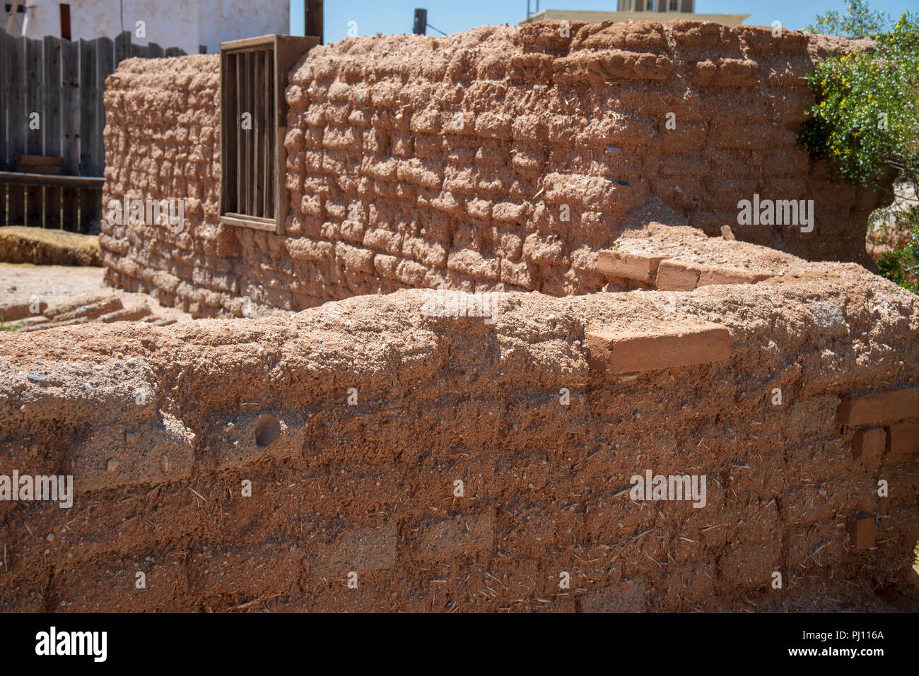 Bâtiment en brique adobe partielle, les murs seulement. Banque D'Images