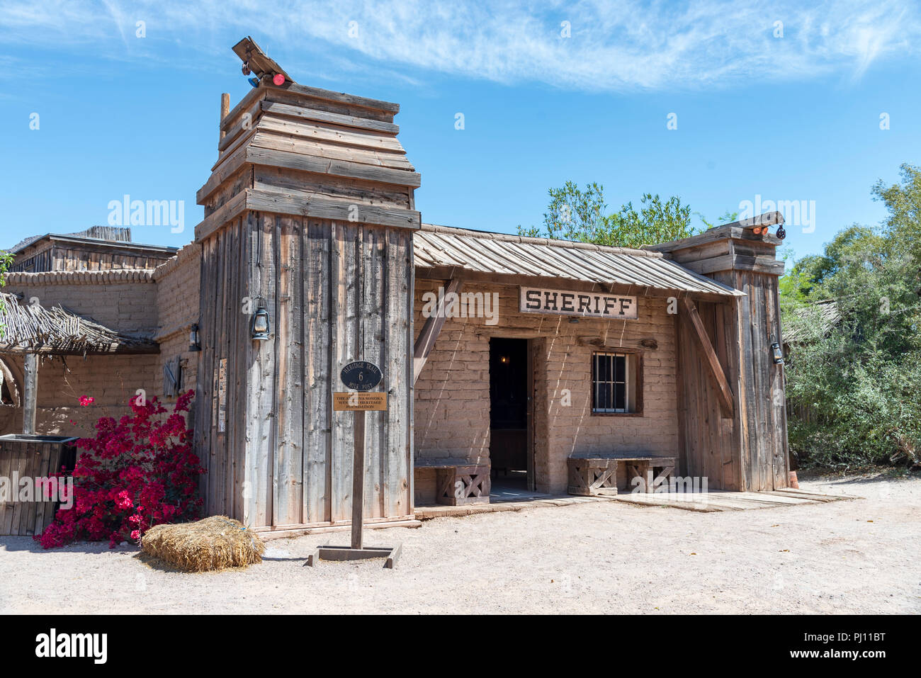 Sheriff bureau d'Old Tucson, en bois et en brique d'adobe avec la saleté rue sous ciel bleu. Banque D'Images