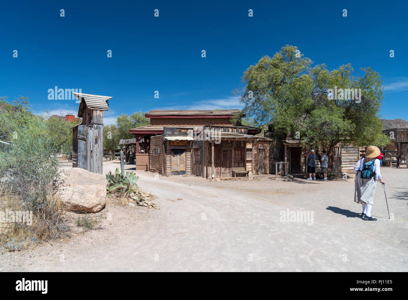 Balades touristiques par l'ancien bâtiment en bois et adobe dans les films studio. Banque D'Images
