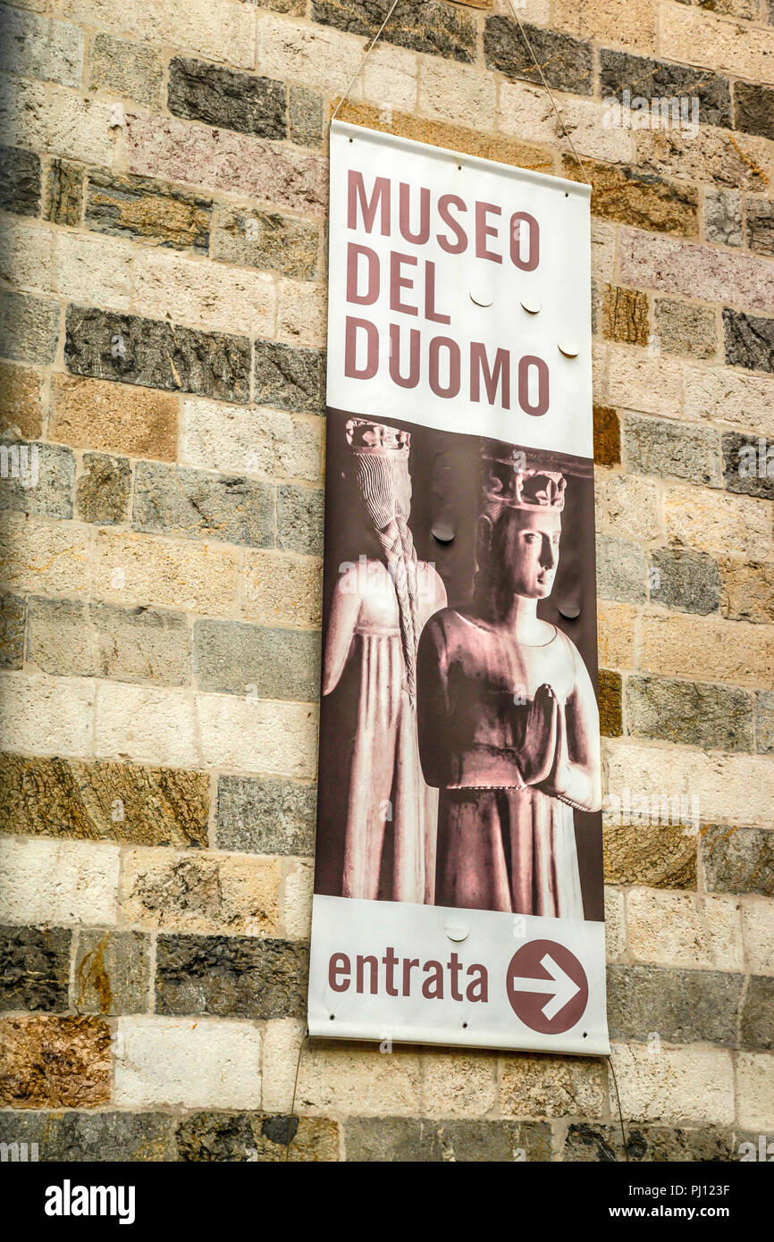 Affiche publicitaire pour le Museo del Duomo sur le mur d'un bâtiment à Udine, Italie Banque D'Images